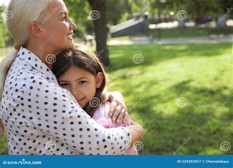 Femme Mature Avec Sa Petite Fille Dans Le Parc Image Stock Image Du