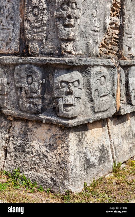 Tzompantli el templo de los cráneos plataforma con tallas de cráneos