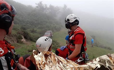 Evacúan en helicóptero a una mujer que se cayó mientras realizaba una