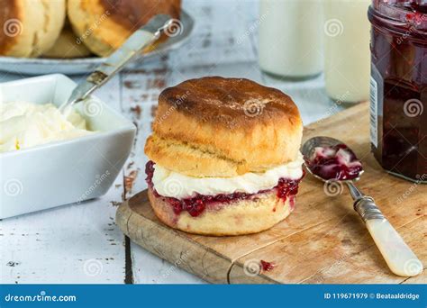 Scones Con La Mermelada De Fresa Y La Crema Coagulada Imagen De Archivo