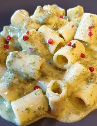 Mezzi Rigatoni Al Pesto Di Menta E Noci Con Crema Di Taleggio Al Pepe