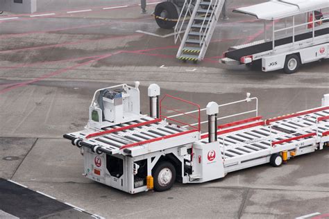 「ハイリフトローダー」飛行機へ貨物を積み下ろしする車