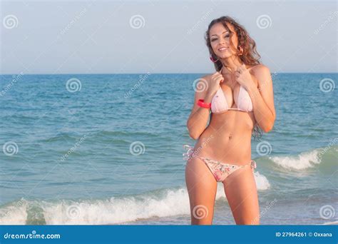 Sexy Mooie Vrouw In Bikini Bij Het Strand Stock Afbeelding Image Of