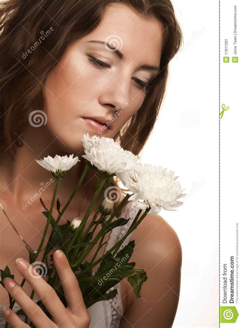 Cara De La Mujer Con Las Flores Blancas Imagen De Archivo Imagen De