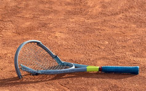 Raadslid Dat Tennisracket Kapotsloeg Op Een Man Tijdens Feestje In