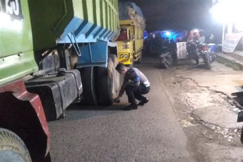 Gagal Nyalip Gegara Senggolan Pelajar Tewas Terlindas Truk Metropolitan