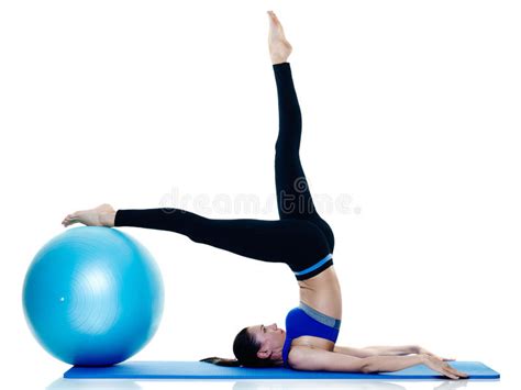 A Bola Dos Pilates Da Mulher Exercita A Aptidão Isolada Foto de Stock