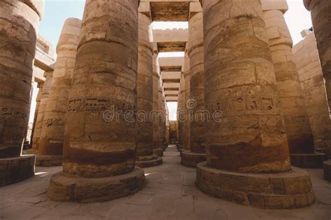 Anciennes Colonnes Massives Du Complexe Du Temple Karnak Dans La Grande