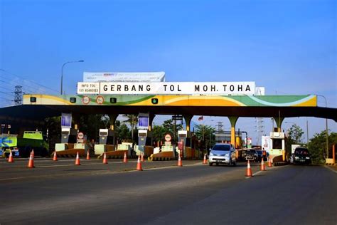 Tarif Tol Jakarta Bandung Gerbang Masuk Moh Toha Varia Katadata Co Id