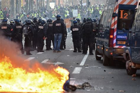 Casi 1 400 Detenidos Durante Protestas En Francia