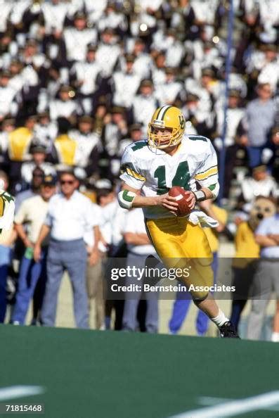 Quarterback Bill Musgrave of the Oregon Ducks drops back to pass ...