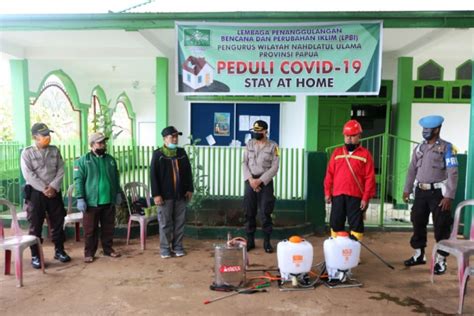 Cegah COVID 19 Polda NU Papua Semprot Disinfektan Di Perumahan Warga