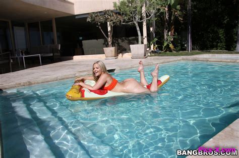 Alexis Texas Brings Her Ass For A Great Time Ass Parade