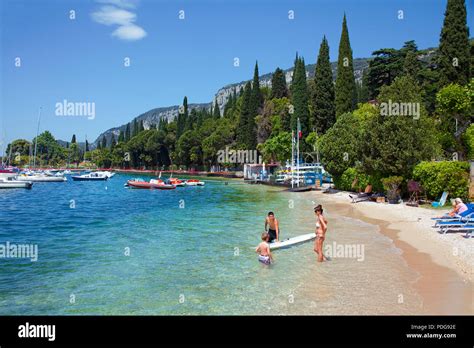 Menschen Am Strand Von Garda Gardasee Provinz Verona Italien