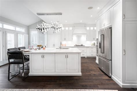 Bright White Kitchen In North Oshawa Klassisch modern Küche