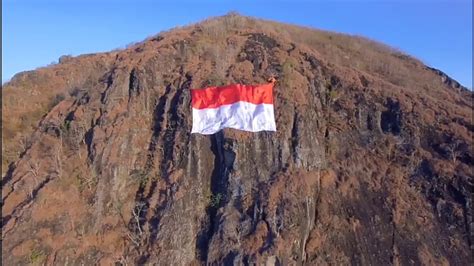 Pengibaran Bendera Merah Putih Raksasa Di Puncak Gunung Budeg