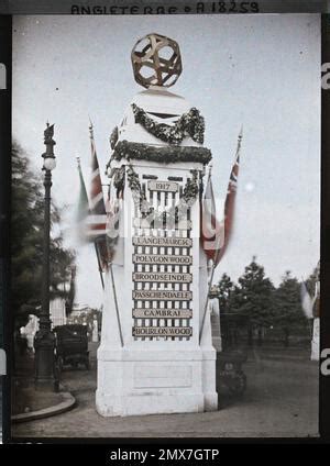 Londres Inglaterra Uno De Los Monumentos Dedicados A Las Victorias