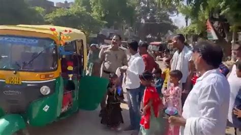 Police Officer Shocked Tuk Tuk In India Drags No Fewer Than 27 Passengers World Today News