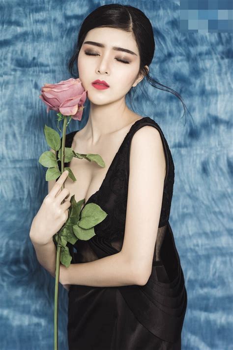 Hot girl Lily Luta lạnh lùng khoe vòng 1 gợi cảm nhờ dao kéo