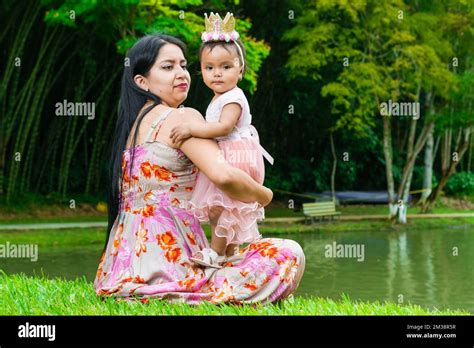 la mère latina est fière de regarder sa belle petite fille brunette tout en étant assise au