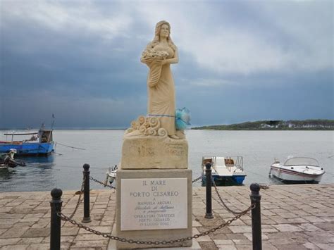 Piedistallo Foto Di Statua Di Manuela Arcuri Porto Cesareo Tripadvisor