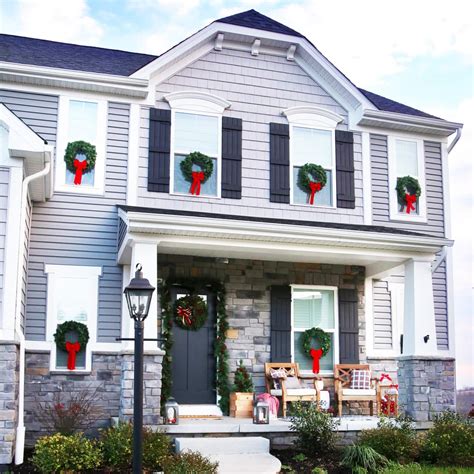 How to Hang Christmas Wreaths on Exterior Windows | Abby Organizes