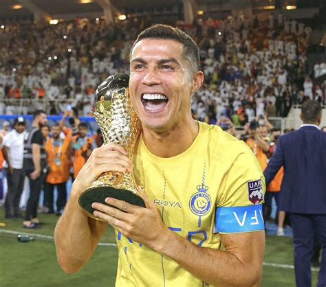 Ronaldo Julang Trofi Pertama Bersama Al Nassr