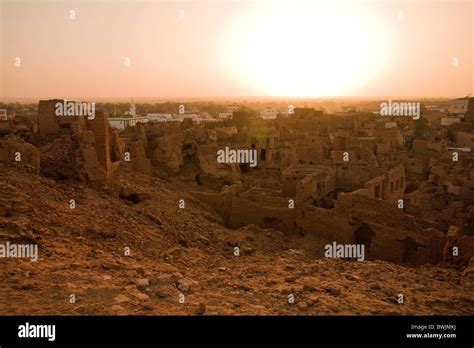 Old City Of Mut Dakhla Oasis Egypt Stock Photo Alamy