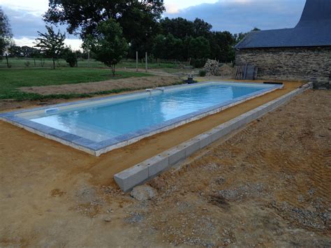 Comment faire une terrasse en béton autour d'une piscine