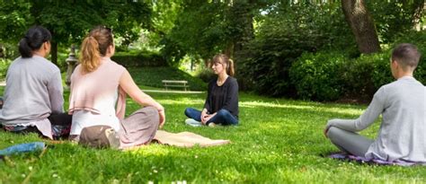 Des S Ances De M Ditation En Plein Air Dans Un Jardin Public De Toulouse