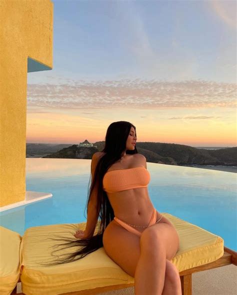 Kylie Jenners Extremely Wide Hips In A Peach Bikini 5 Photos Video The Fappening