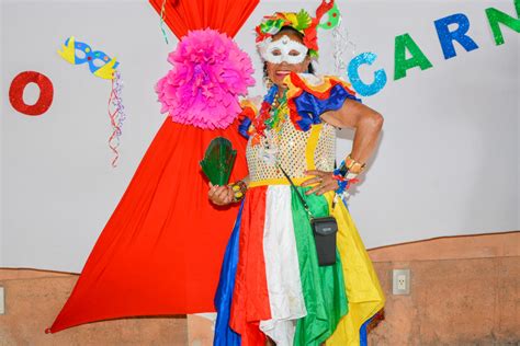 Baile de carnaval da terceira idade anima Centro de Convivência do Idoso