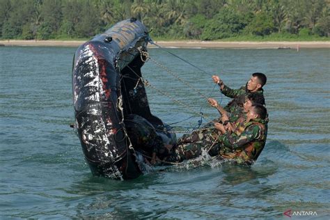 Latihan Perahu Karet Marinir Di Malang Antara News