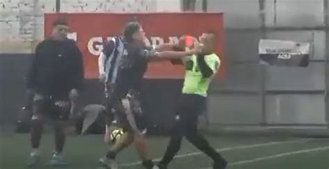 VÍDEO Jogador amador espanca árbitro chutes na cabeça em jogo na