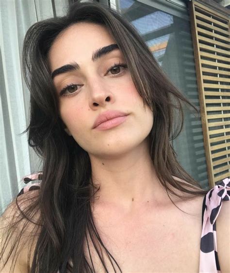 Esra Bilgiç Cabelo Mulher Poses fotográficas