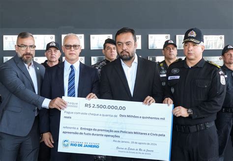 Cl Udio Castro Entrega R Milh Es Em Bonifica Es A Policiais Pela