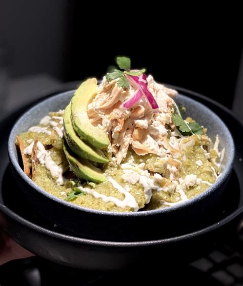 Majestuosos Chilaquiles Verdes Con Pollo Y Aguacate Chilaquiles