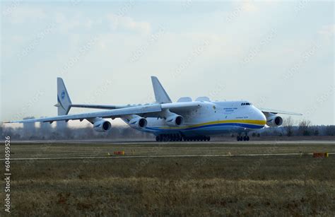 airlift cargo aircraft antonov  mriya     runway