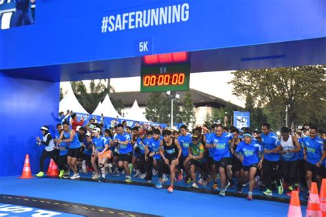 Bule Ini Semangati Pelari Pocari Sweat Run 2024 Di Kota Bandung