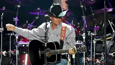 George Strait sets new US concert attendance record - ABC7 Chicago