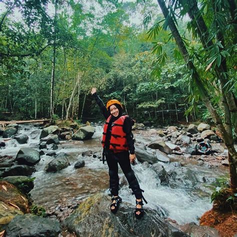 Uji Keberanian Di Cikadongdong River Tubing Olahraga Air Di Majalengka