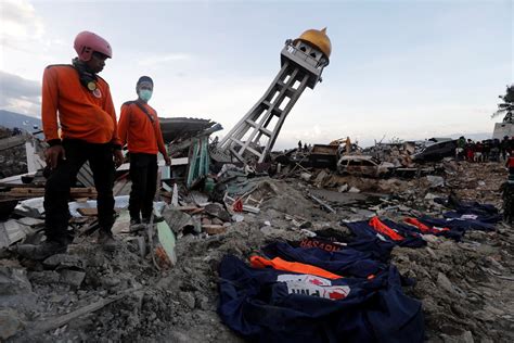 Deprem Ve Tsunami Sonras Nda G R Nt Ler Korkun El Feneriyle Kimlik