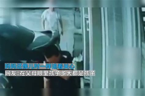 男子着急接顾客电话，摔了一跤，妈妈还像儿时一样追着关心顾客电话妈妈