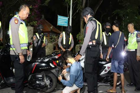 Operasi Premanisme Polisi Temukan Sejumlah Remaja Bawa Arak Balipost