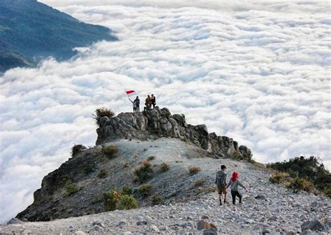 11 Gunung Terkenal di Indonesia Yang Merupakan Idola Para Pendaki ...