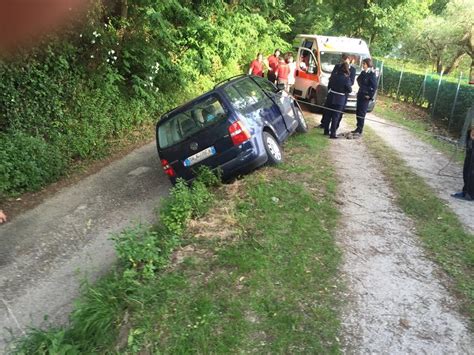 Con L Auto In Bilico Sul Fossato Giovane Salvato