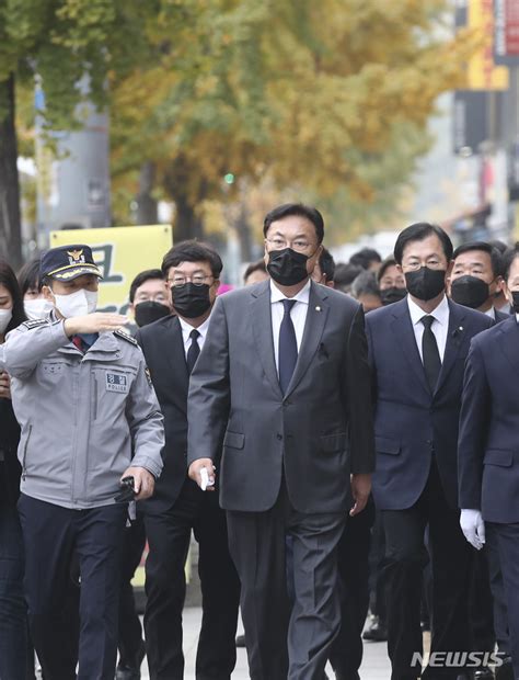 이태원 참사 현장 방문하는 정진석 위원장 네이트 뉴스