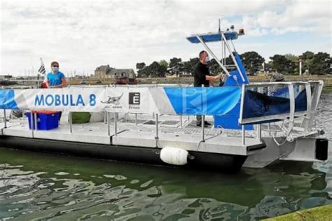 Un Bateau Qui Ramasse Des Ordures Pour Lutter Contre La Pollution Dans