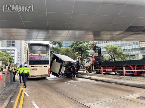 新蒲崗貨車失事撞欄翻側 凌空再撼九巴車尾 星島日報