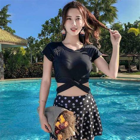Du lịch một chuyến hotgirl Trâm Anh cho lên sóng cả BST bikini gợi cảm